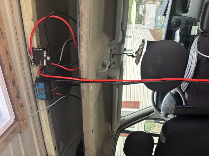 On commence avec les câbles d'électricité...